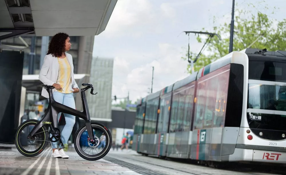 With its light, carbon fiber construction, the Minimal Bike is easy to roll and carry