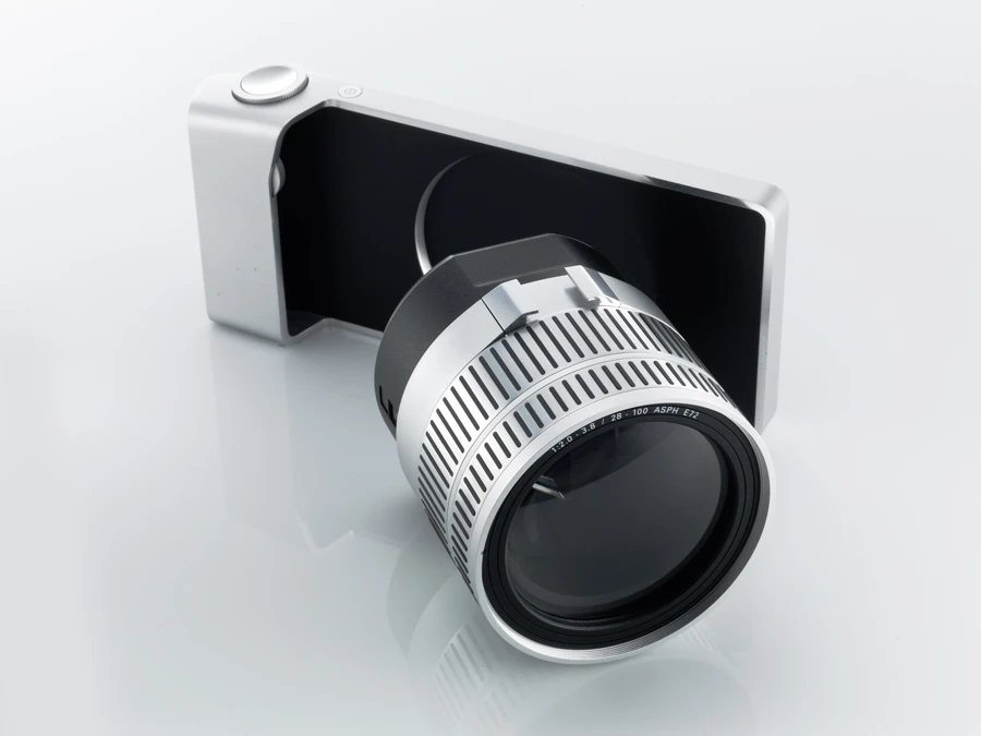 When the lens is unmounted, it can communicate wirelessly with the camera body