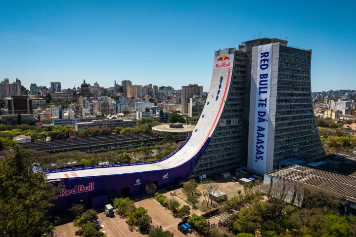 The Red Bull Building Drop took place on September 25 in Porto Alegre, Brazil, on the Centro Administrativo Fernando Ferrari building