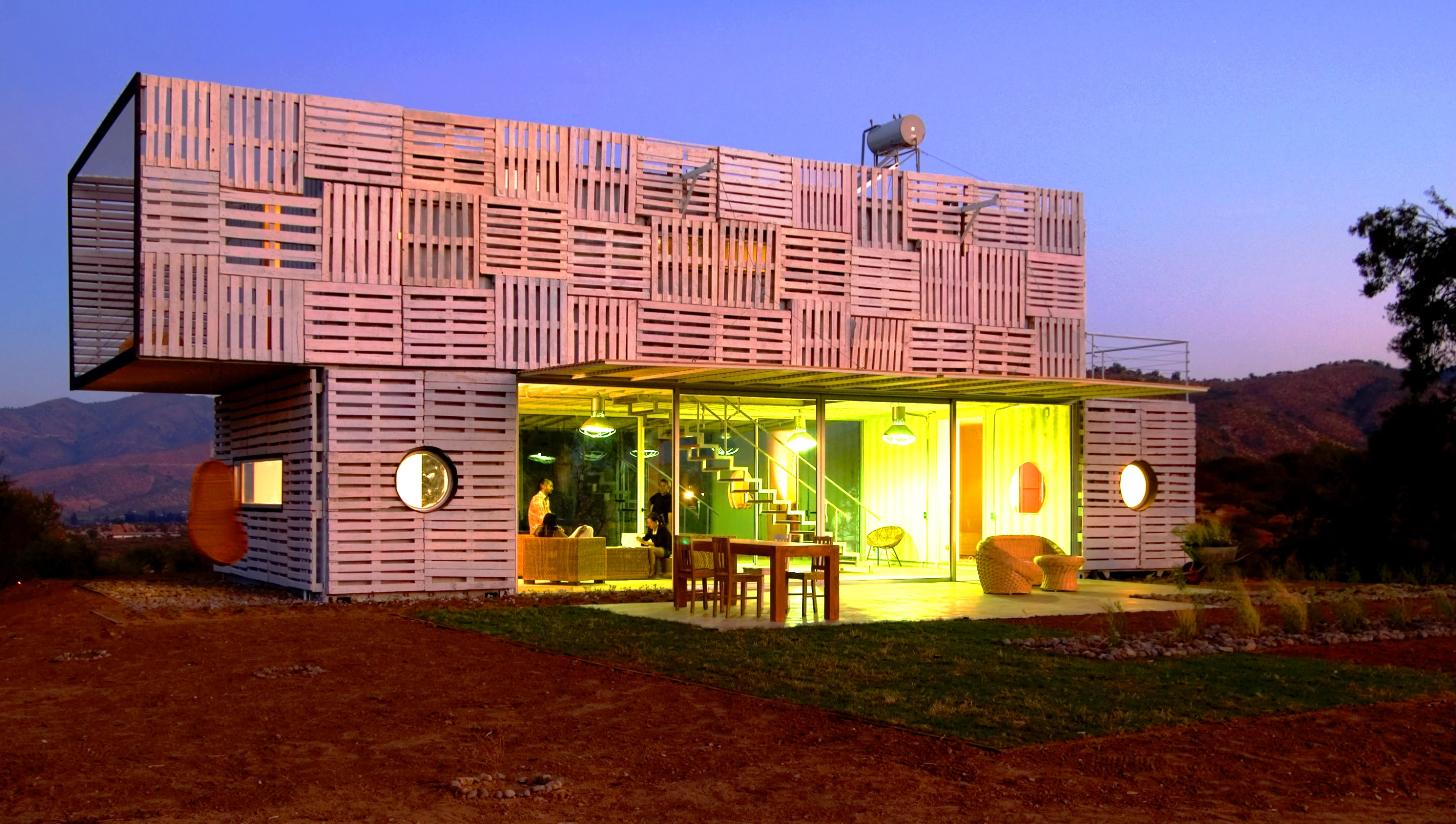 Manifesto House was built in 2009 over a period of 90 days in Curacaví, Chile