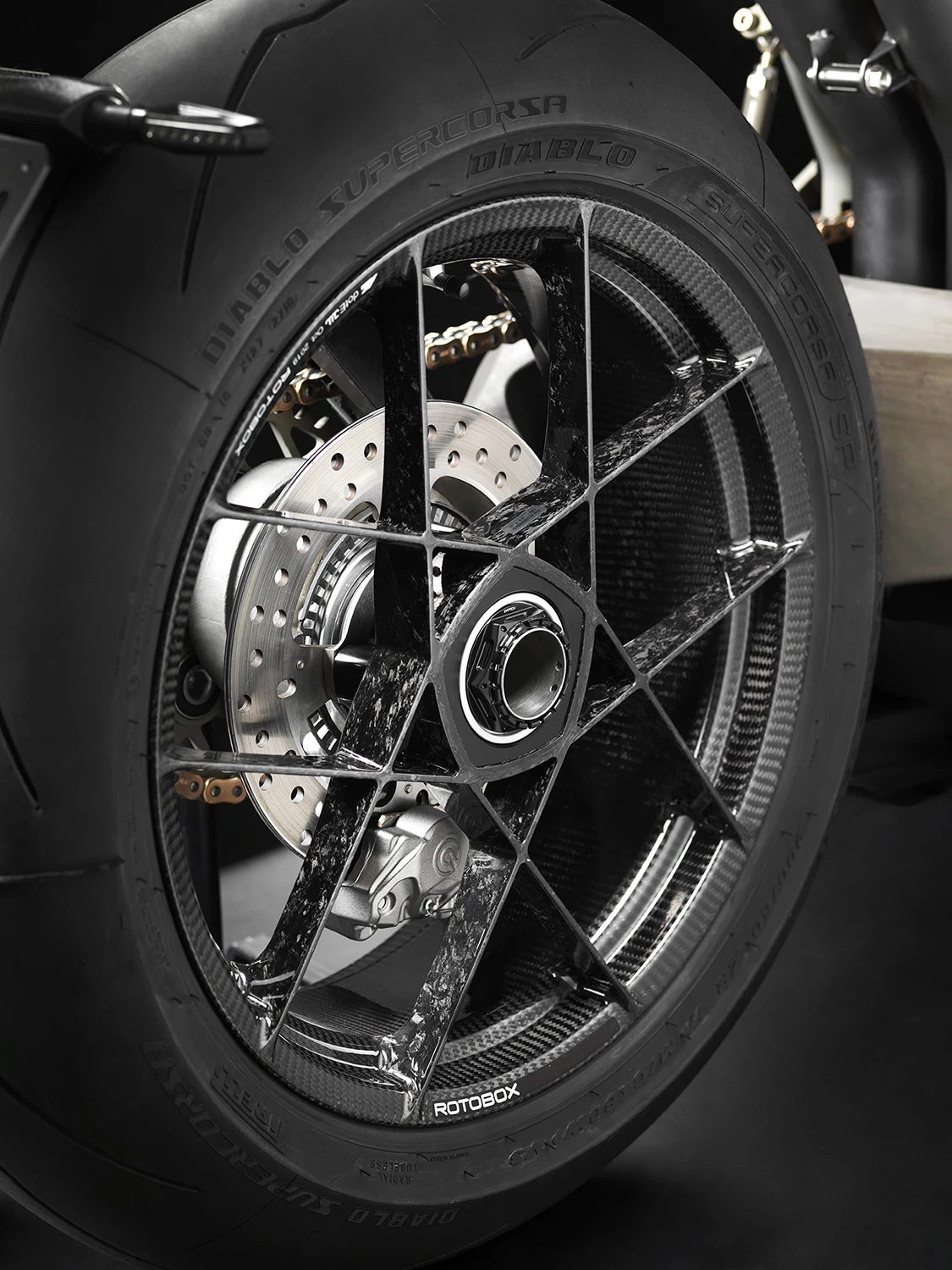 Those carbon rims look like you could lift 'em with one finger