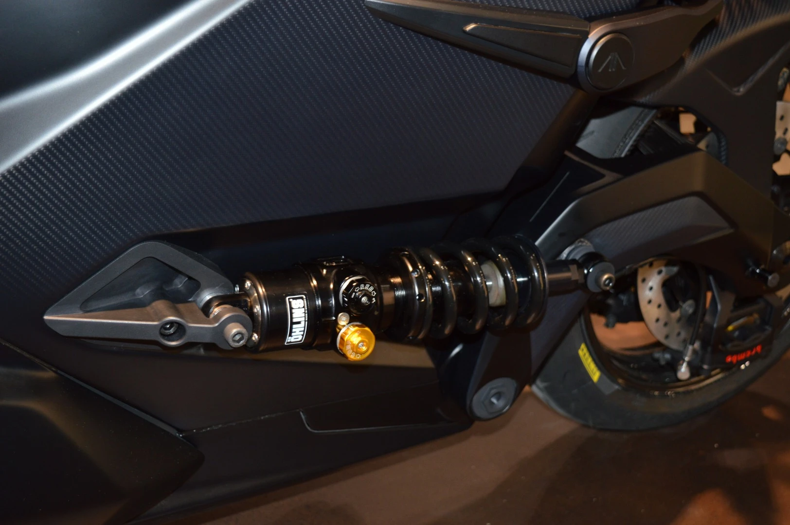 Horizontally-mounted rear Ohlins shock for the rear swingarm