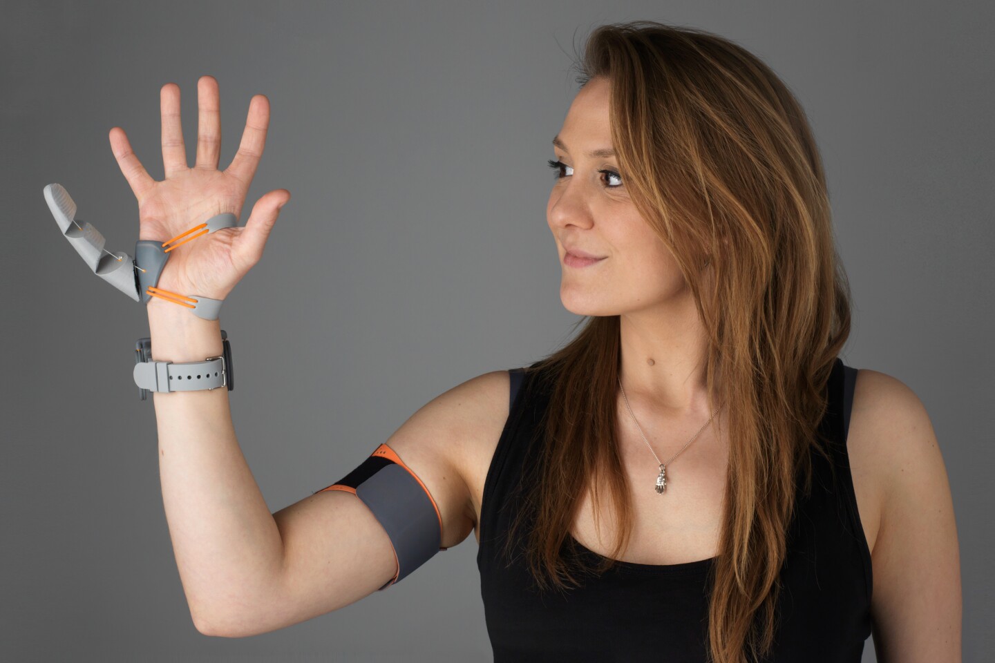 O designer do Third Thumb, Dani Clode, dá dois polegares para cima ao estudo mais recente