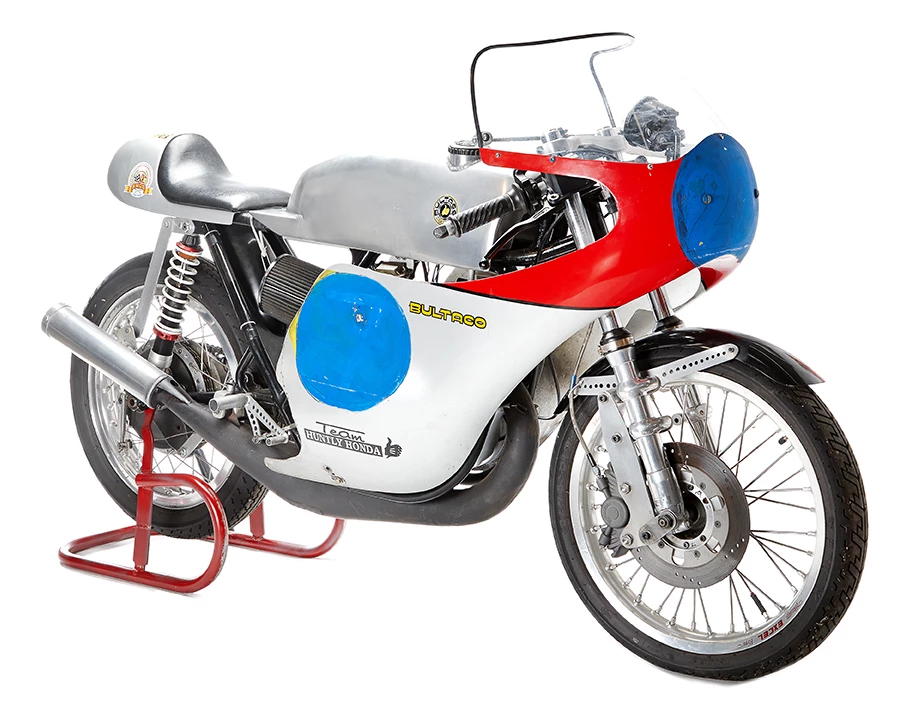 Ridden by Ginger Molloy in the initial races of the 1970 World 500cc Road Racing Championship before Molloy secured a Kawasaki H1R three-cylinder two-stroke. Ultimately, Molloy finished second to Giacomo Agostini in the 1970 World Championship 500cc class with 62 points. An FIM medal will go with this 1969 Bultaco TSS 360. Estimate: NZD$75,000 to $85,000 (US$47,500 - $54,000)