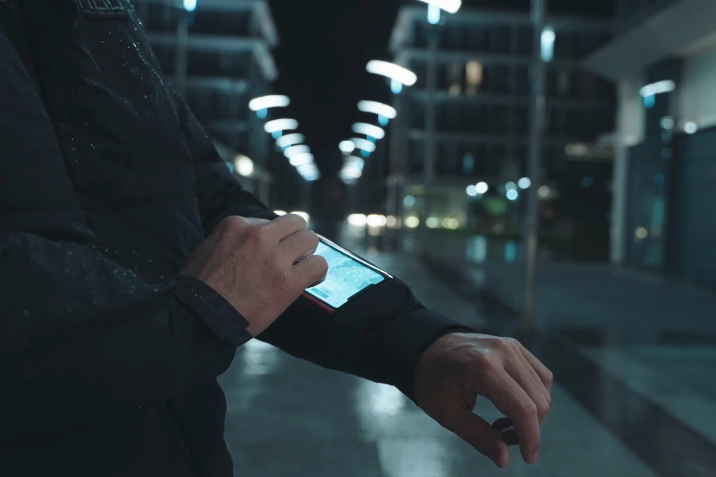 A look at the transparent smartphone sleeve pocket