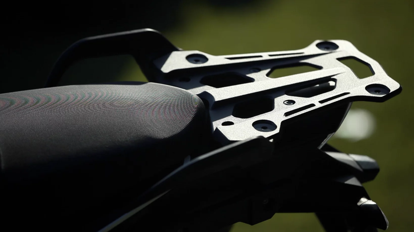 KTM Adventure 1190 R: chunky rack can be fitted with a touring top box (Photo: Gizmag/Loz Blain)