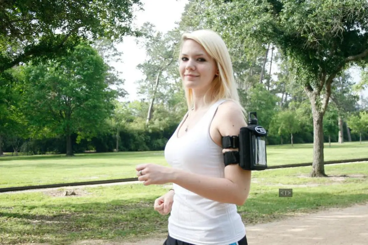 The Kenmark Armband Water Bottle stores everything you need in one package