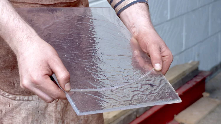 Close-up shot of the wax glass used for the windows (Photo: Tommophoto)