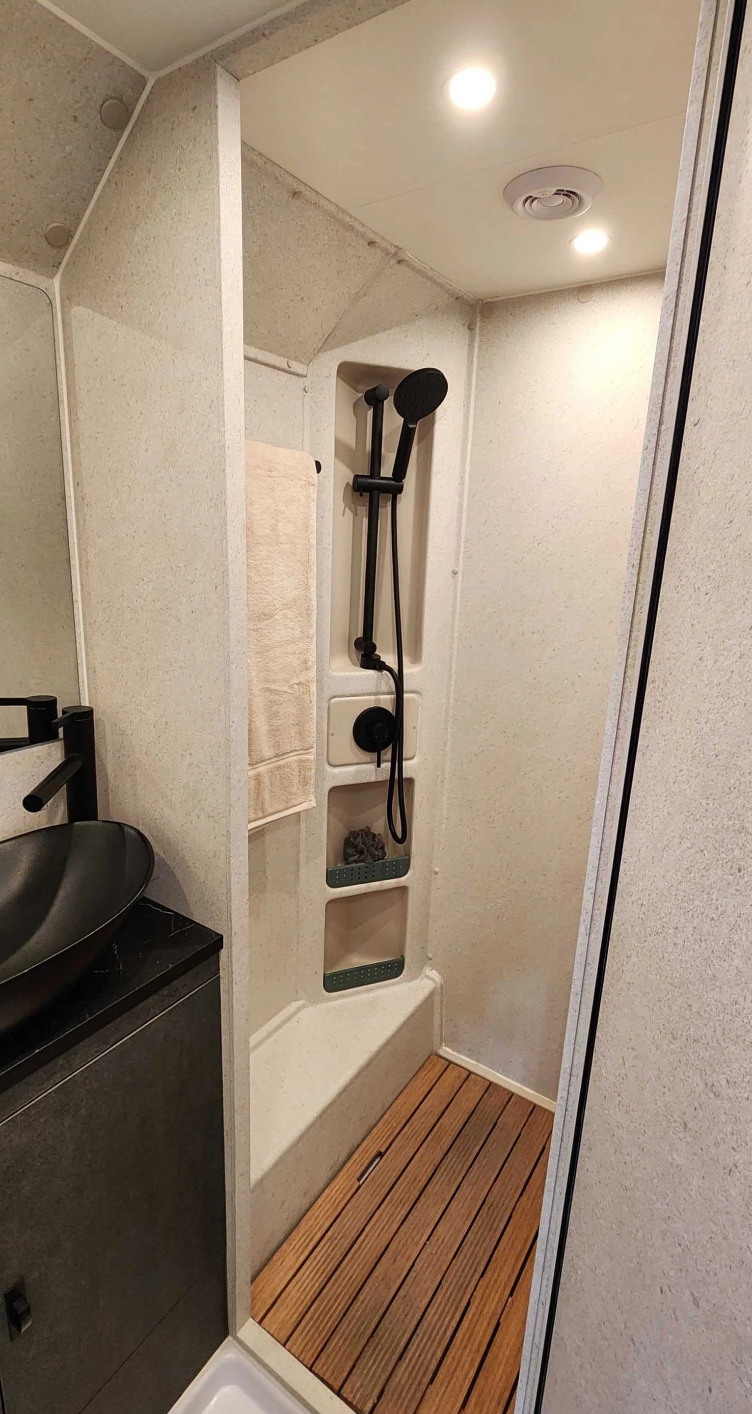 The PG5 shower looks a little roomier in person than it does in Evotrex's pictures