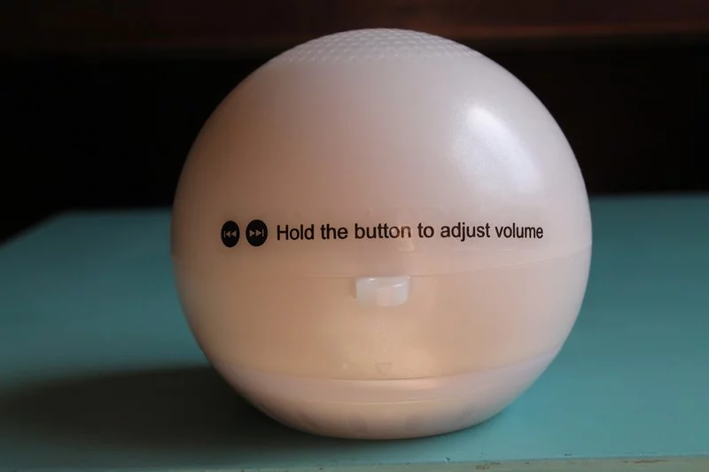 The same buttons are used for volume and forward/back (Photo: Eric Mack/Gizmag.com)