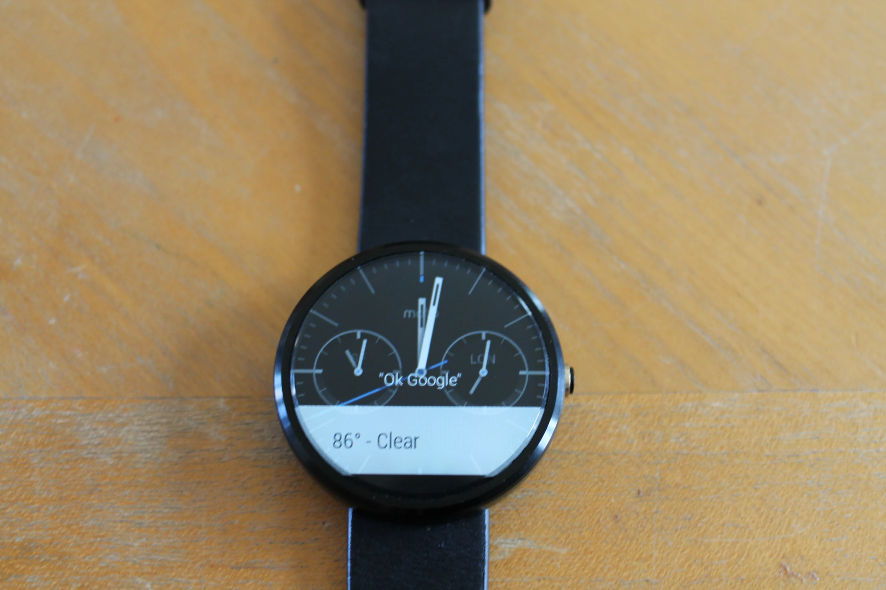 The most relevant notification shows below the clock face on the home screen (Photo credit: Eric Mack/Gizmag.com)