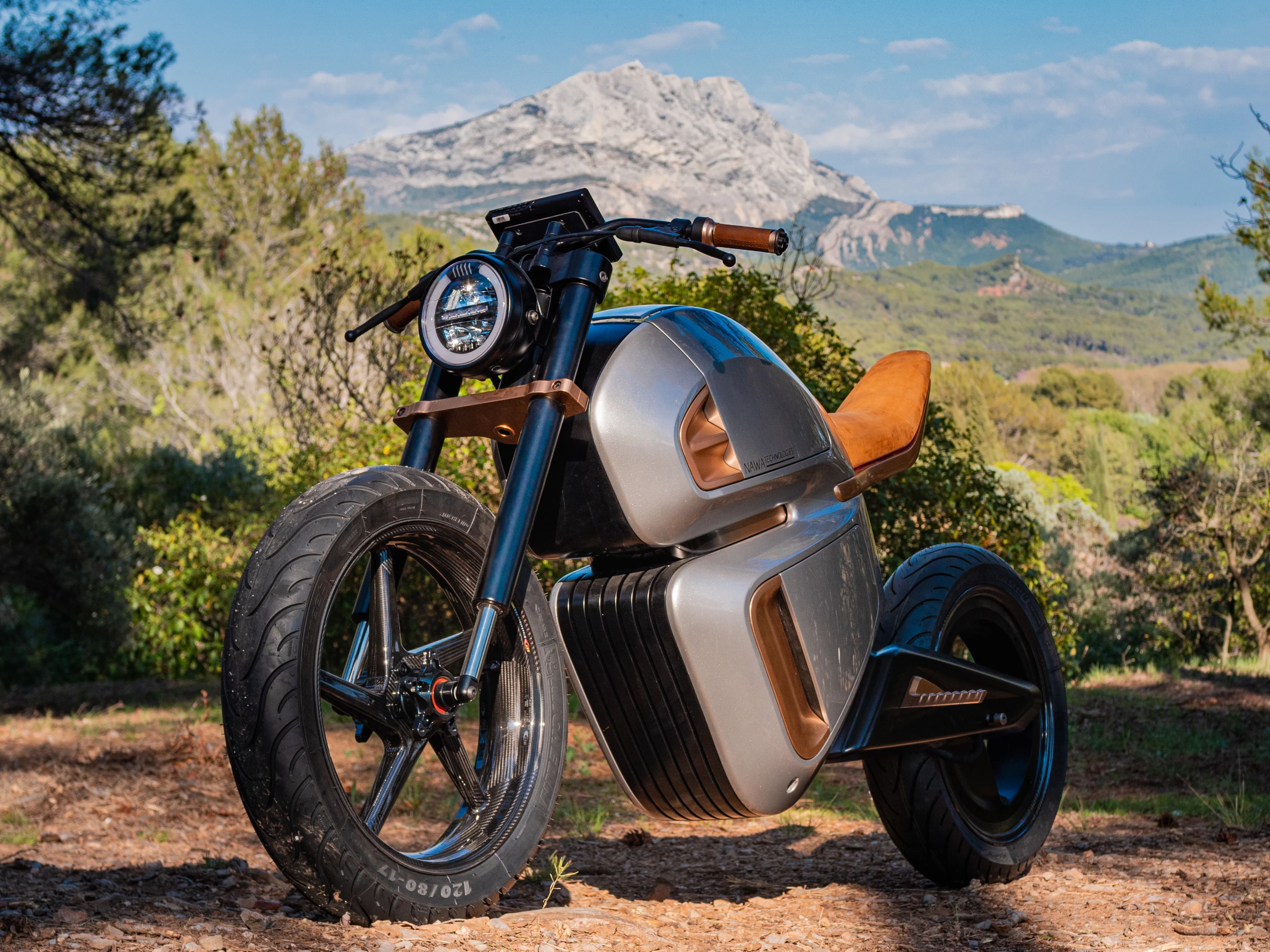 The lower part of the Nawa Racer's body houses 9 kWh of lithium batteries and the upper part holds a 0.1-kWh ultracapacitor that Nawa says can nearly double its urban range