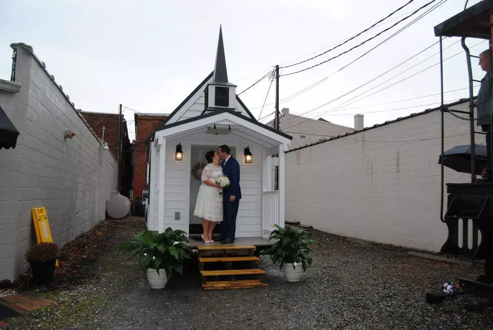 If you're interested in tying a tiny knot yourself, the most basic package starts at US$100 (Photo: Tiny Chapel Weddings)