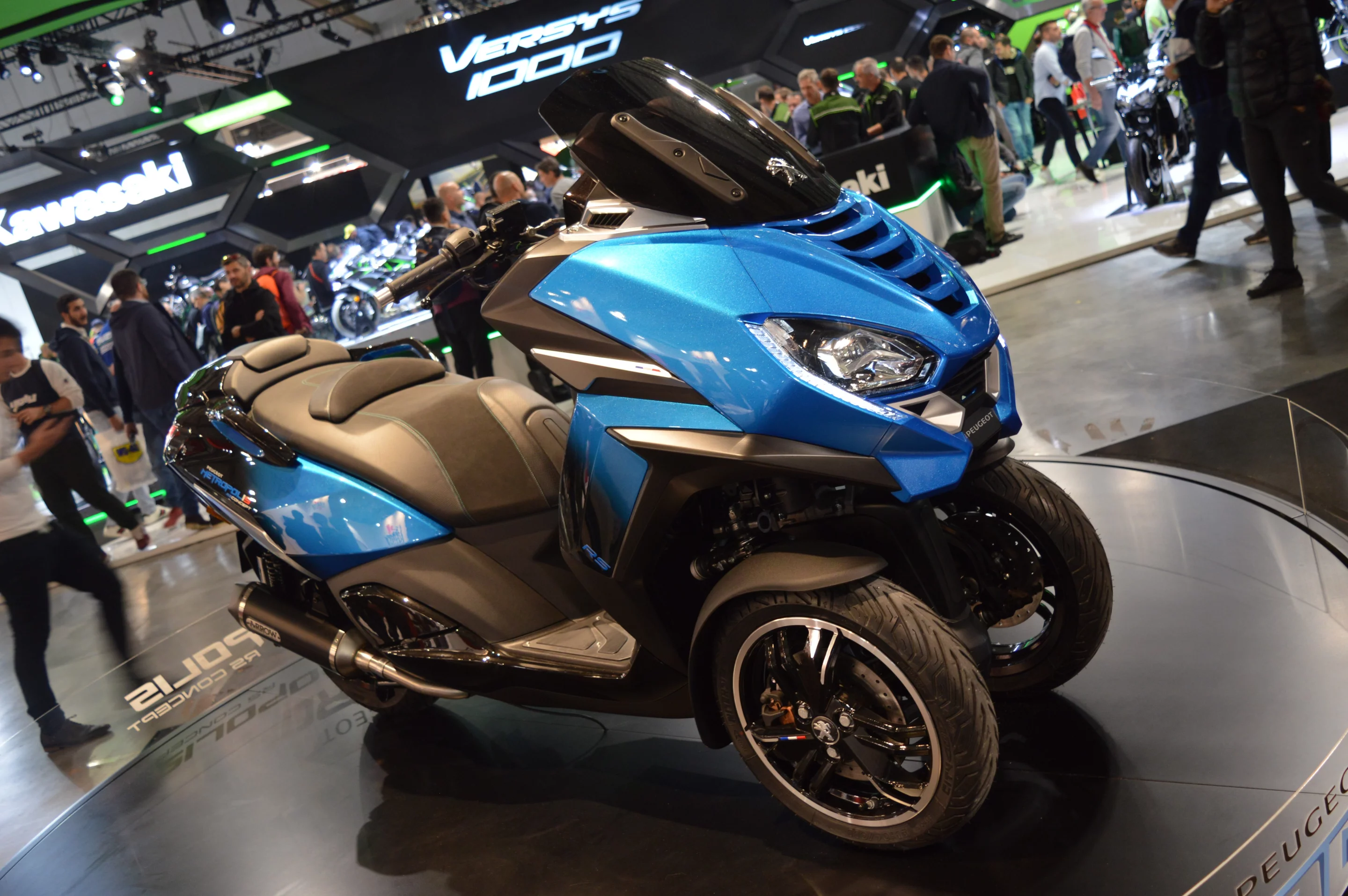 The Peugeot Metropolis RS Concept is based on the well known platform of the Metropolis with the 400-cc scooter engine, this time in a styling exercise inspired by the Peugeot 308 car