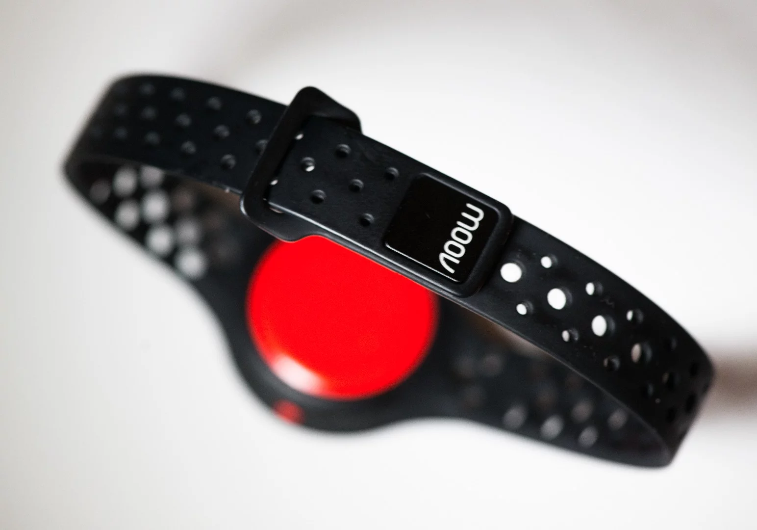 The fastening on the Moov Now sports coach and activity tracker