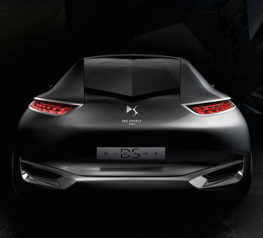 The Divine's rear looks like one piece, because scales replace the rear windscreen