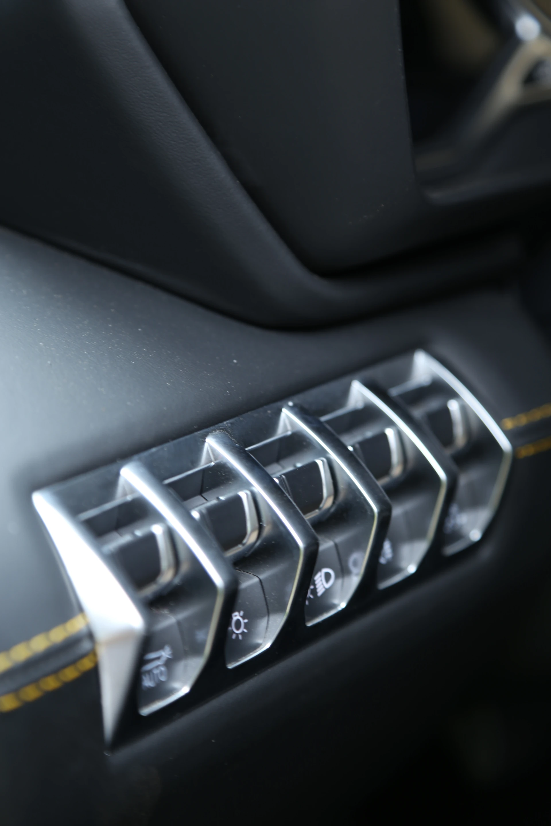 Aventador presents three driving modes; Strada, Sport and Corsa ... Stephan Winkelmann recommends Corsa for optimal performance and handling (Photo: Angus MacKenzie/Gizmag.com)