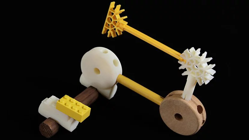 The Free Universal Construction Kit can be produced from any 3D printer and used to connect pieces from 10 different construction toys