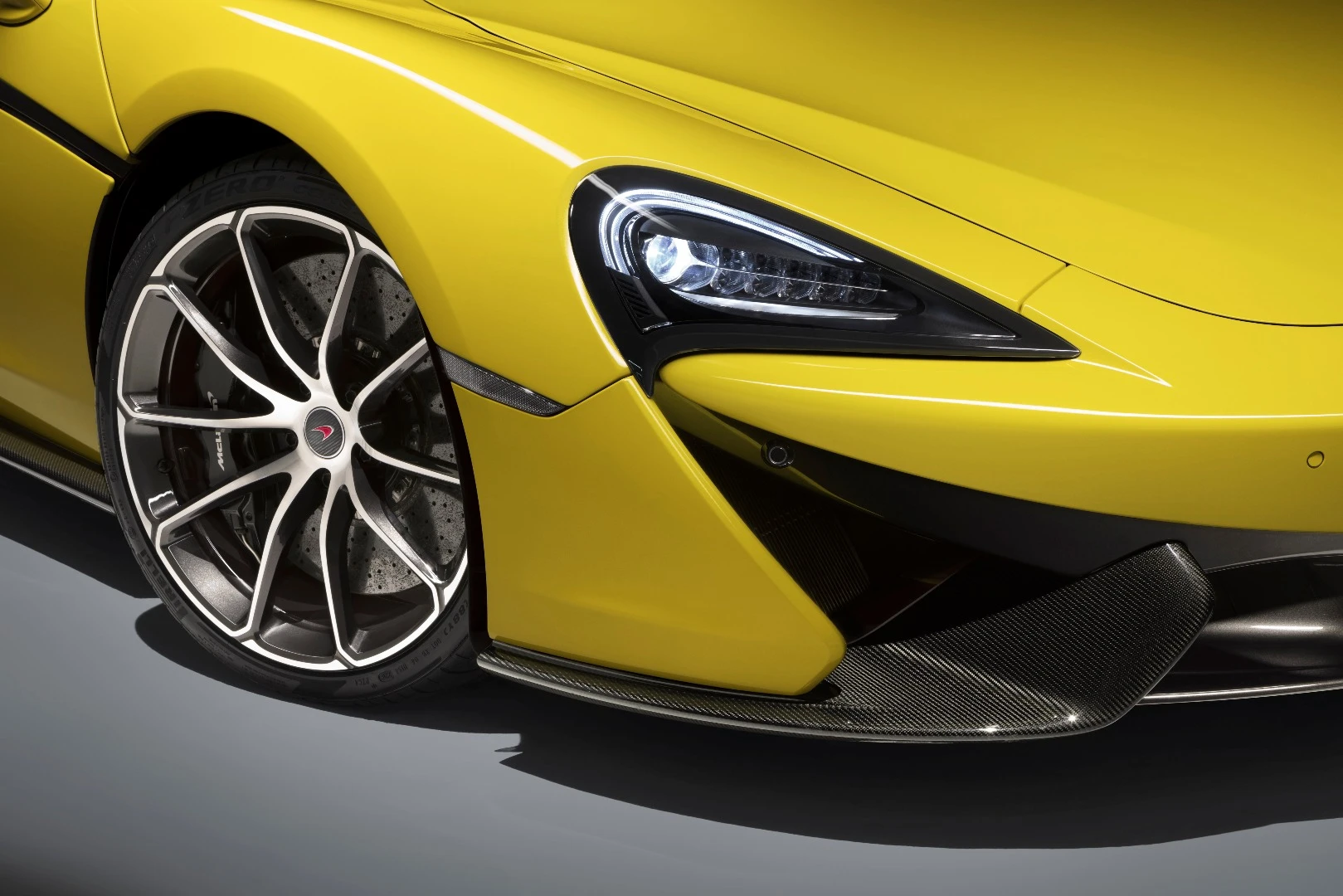 Black painted brake calipers are an option on the 570S Spider