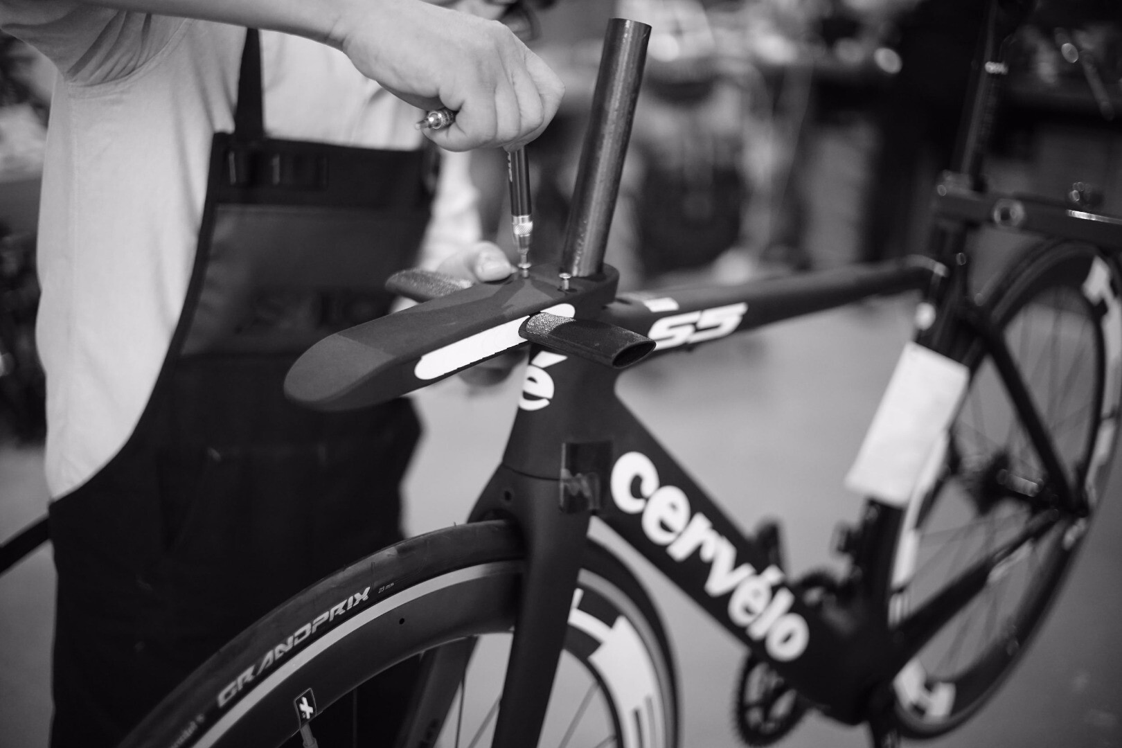 Aero handlebar stem lets you set its length