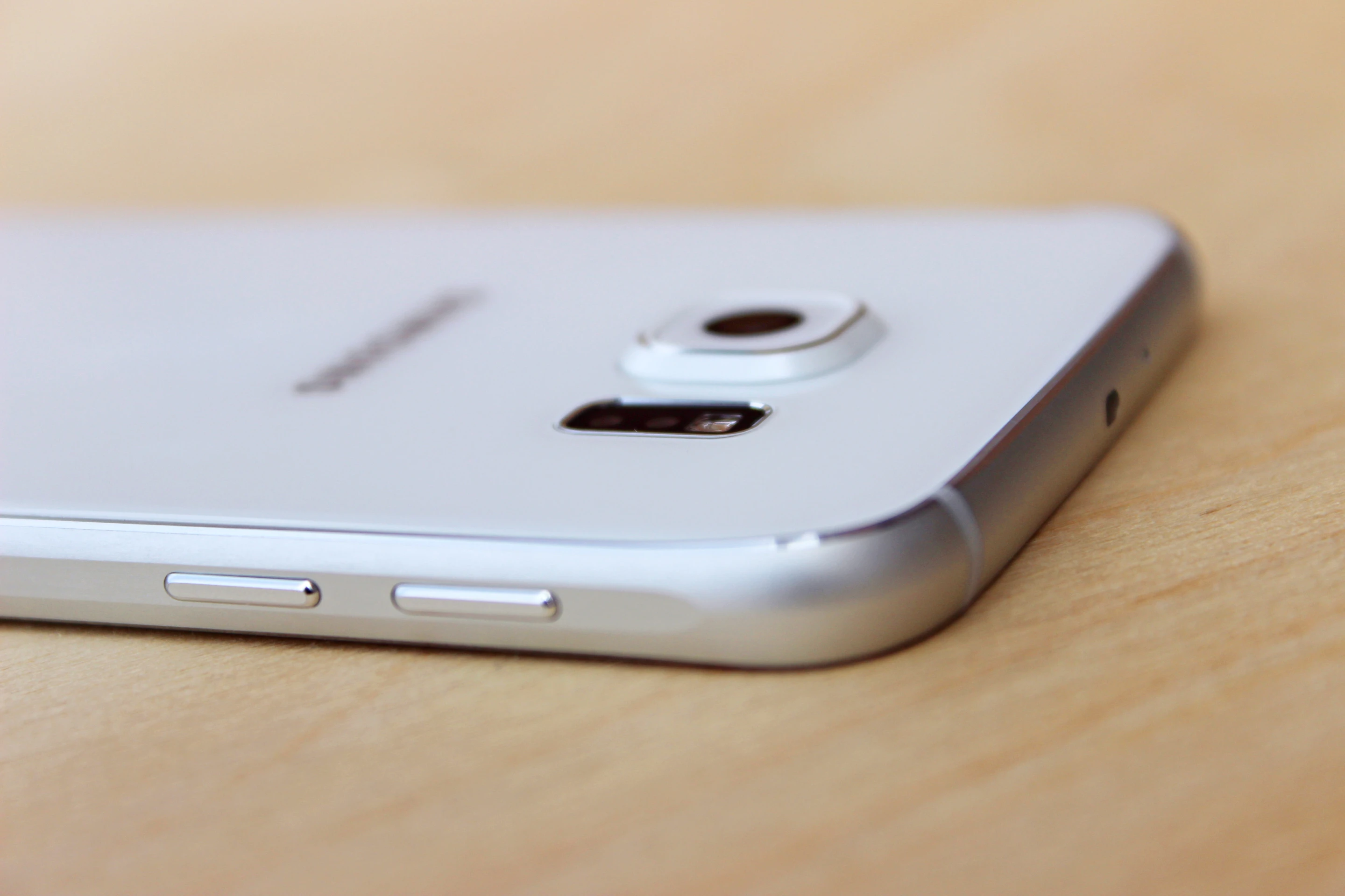 The GS6 has a glass back with rounded aluminum edges (Photo: Will Shanklin/Gizmag.com)