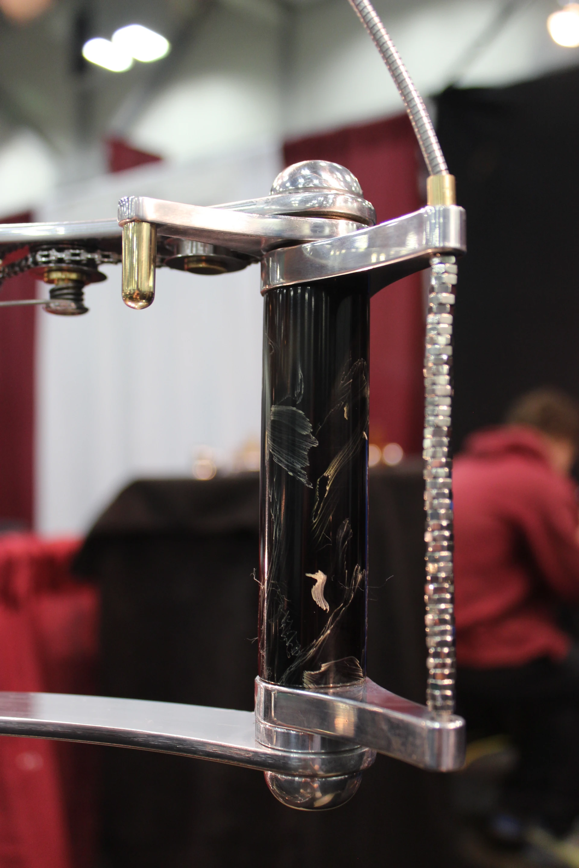 A faux-marble composite grip and a steel-ring-covered-cable brake "lever" (Photo: Ben Coxworth/Gizmag)