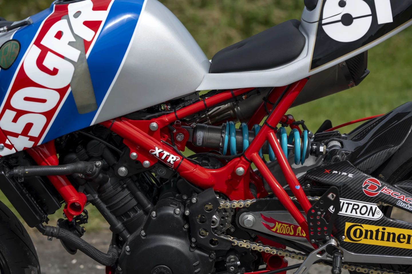 The stock swingarm was ditched for a slightly more racing-oriented aluminum arm from the Aprilia RS660 – next, a custom mount and a bespoke Nitron R1 adjustable rear shock were added to the setup
