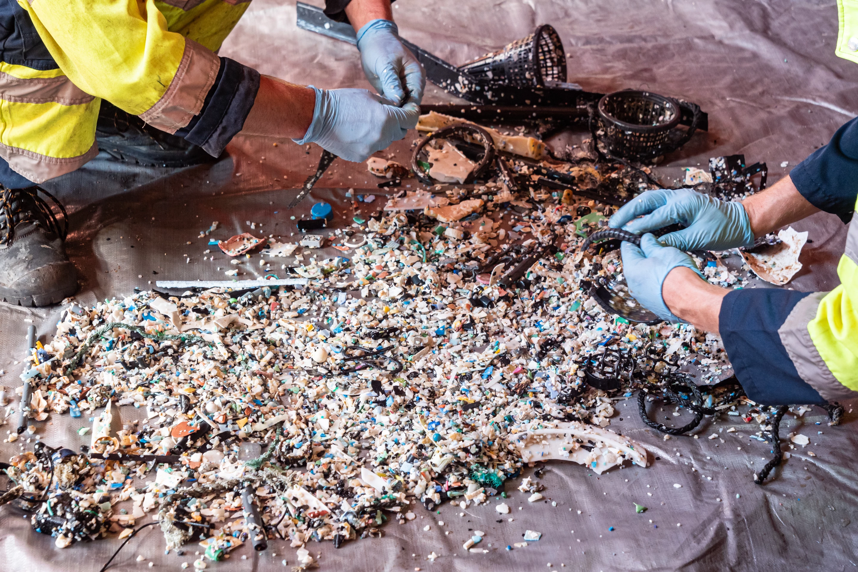 As well as capturing visible plastic waste, including discarded ghost nets from commercial fishing operations, the prototype System 001/B can also trap microplastics as small as 1 mm