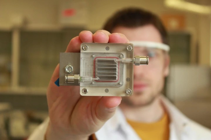 The device consists of two chambers separated by membrane and uses chemical reactions to turn volatile organic compounds into hydrogen gas
