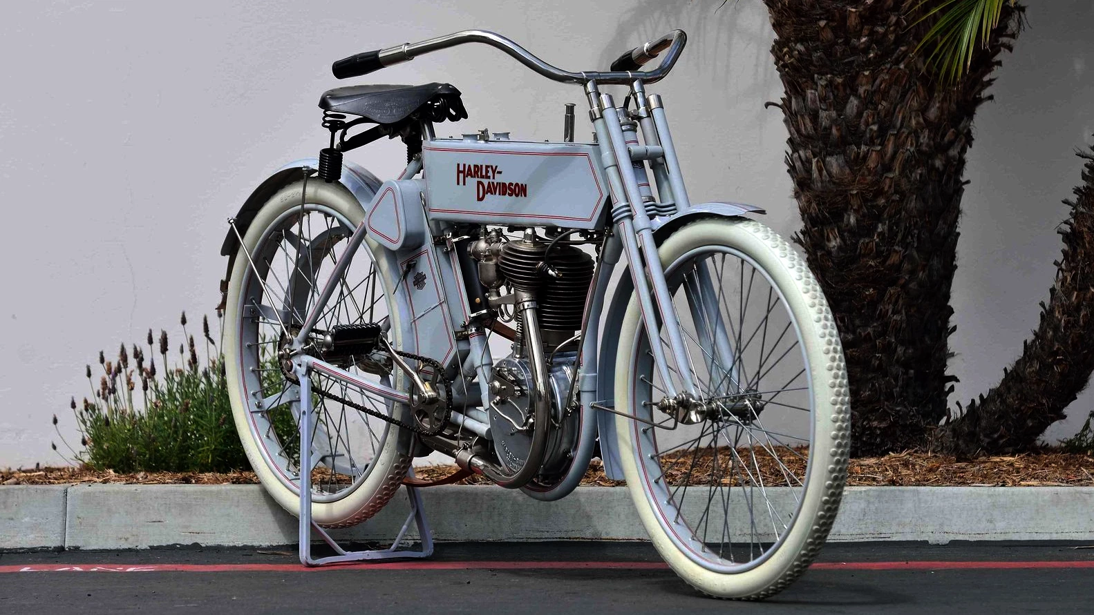 This very early and hence rare 1910 Harley 30 ci (500cc) belt drive single came with full documentation from the Venter Collection and fetched $79,200.