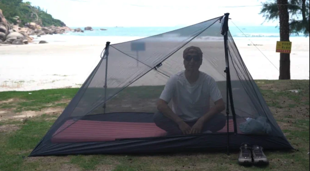 The Roamer uses an offset trekking pole design for more sit-up headroom