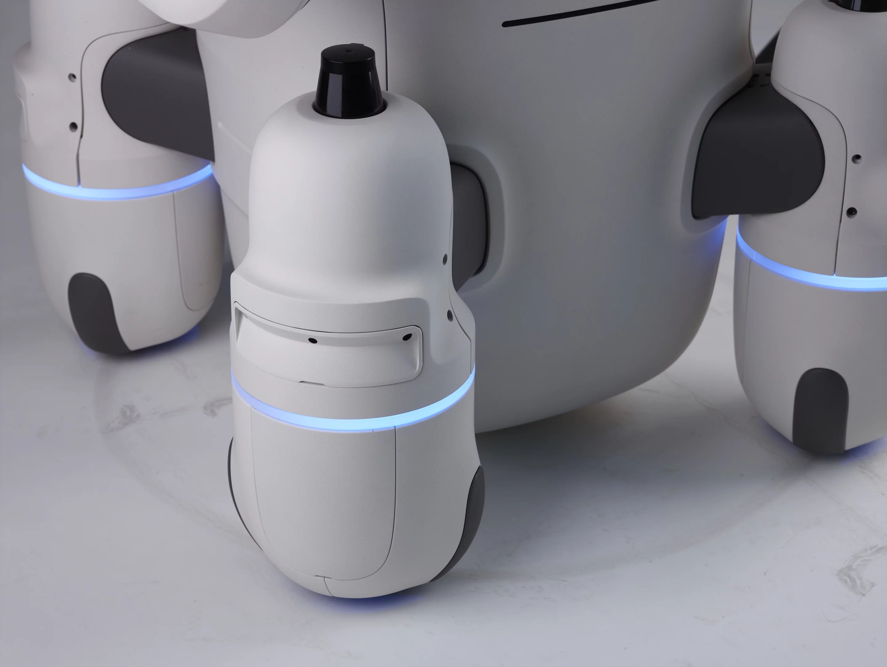 DAL-e moves on four omnidirectional wheels