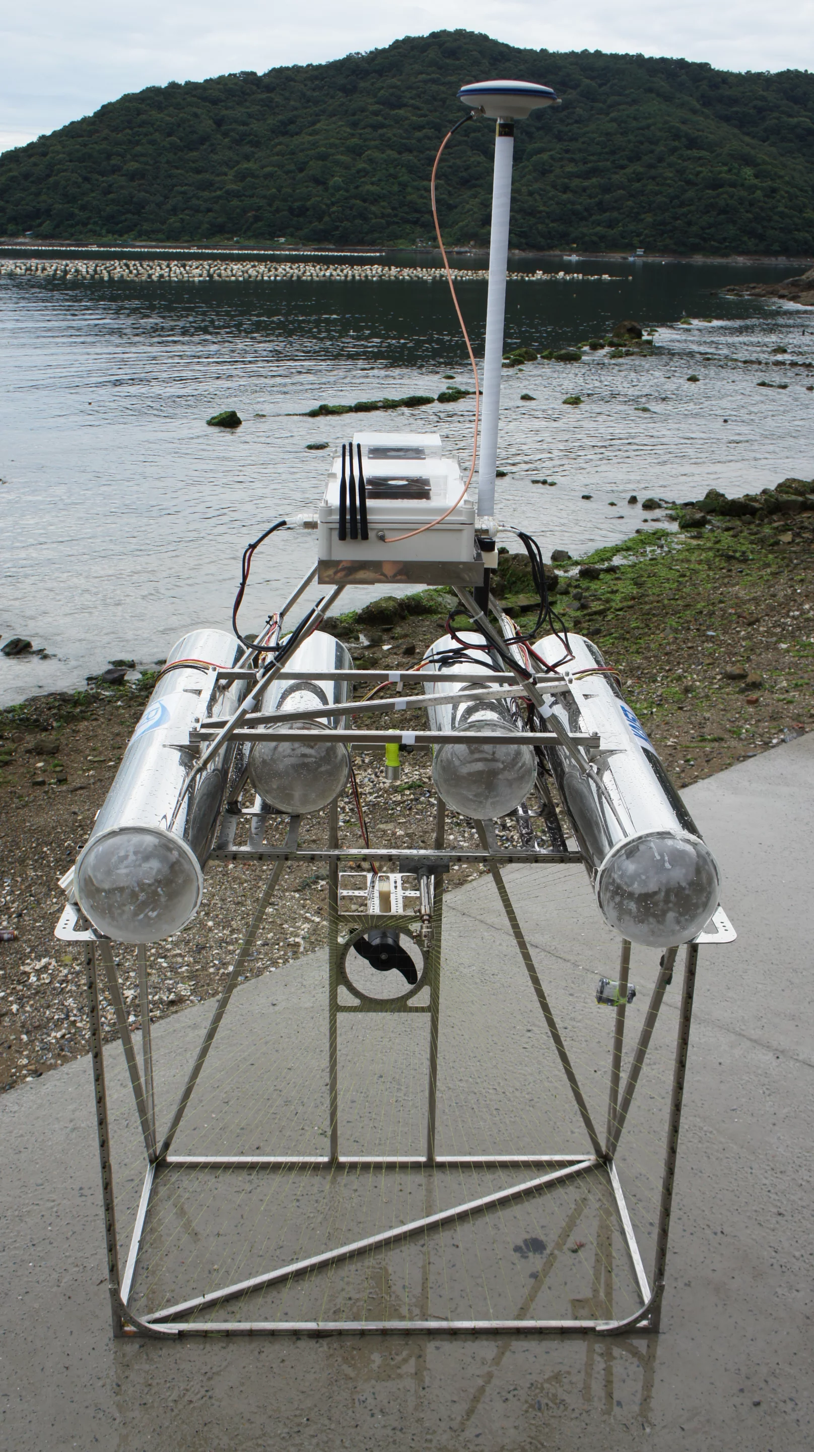 A square net is suspended underwater along the bot's width and pulls nearby jellyfish into it using its own propulsion