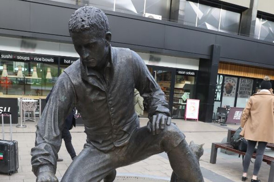 The memorial statue of Captain Matthew Flinders outside Euston Station