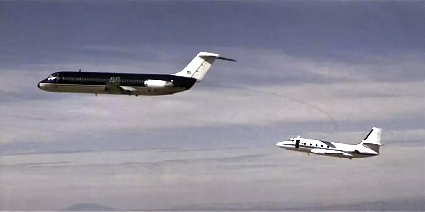 Just running a steel cable from a McDonnell Douglas DC-9-32 to a Lockheed L-1329 JetStar must have been quite the feat in of itself