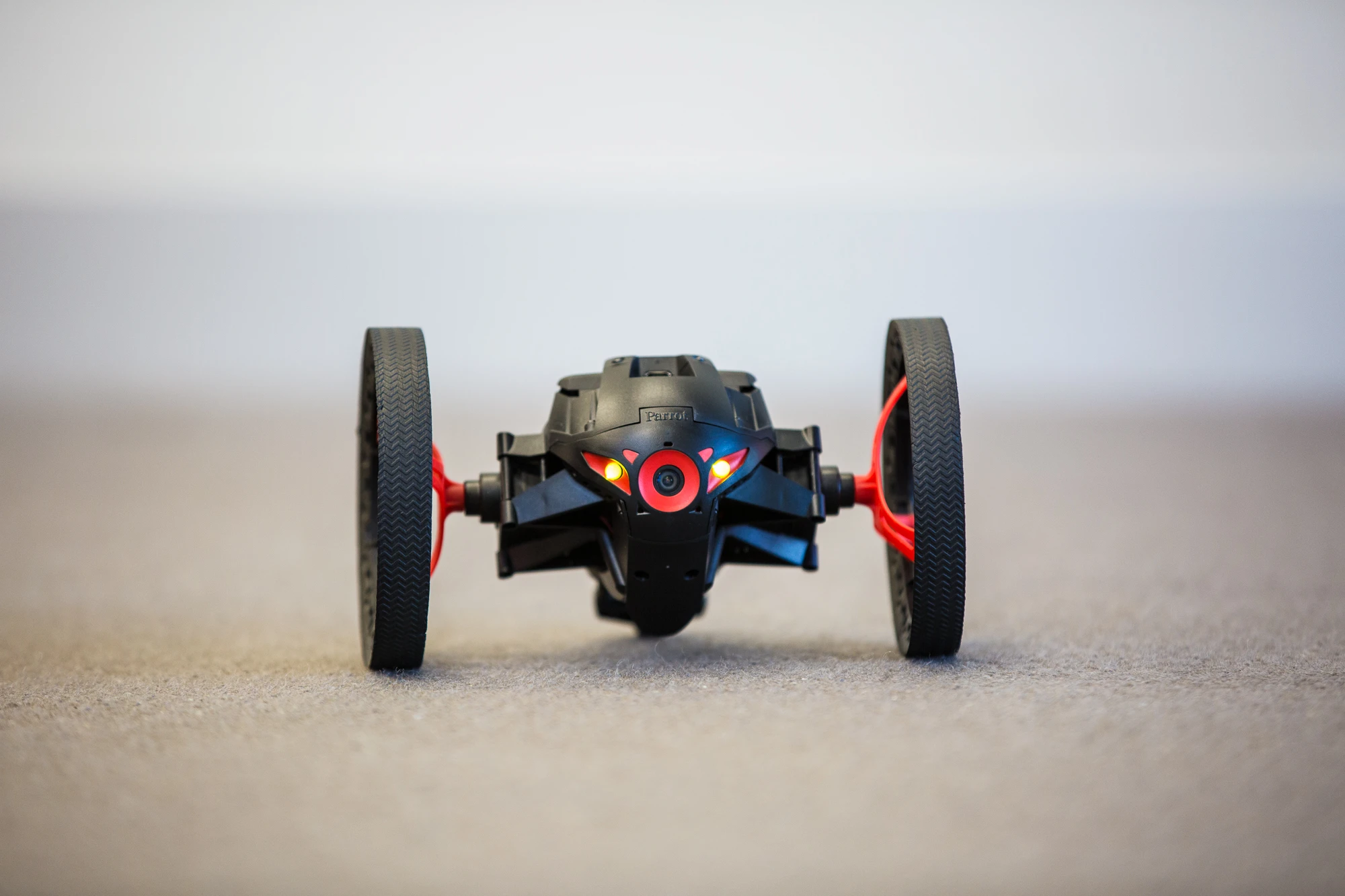 The Jumping Sumo has a top speed of 7 km/h (4.5 mph) (Photo Gizmag/Loz Blain)