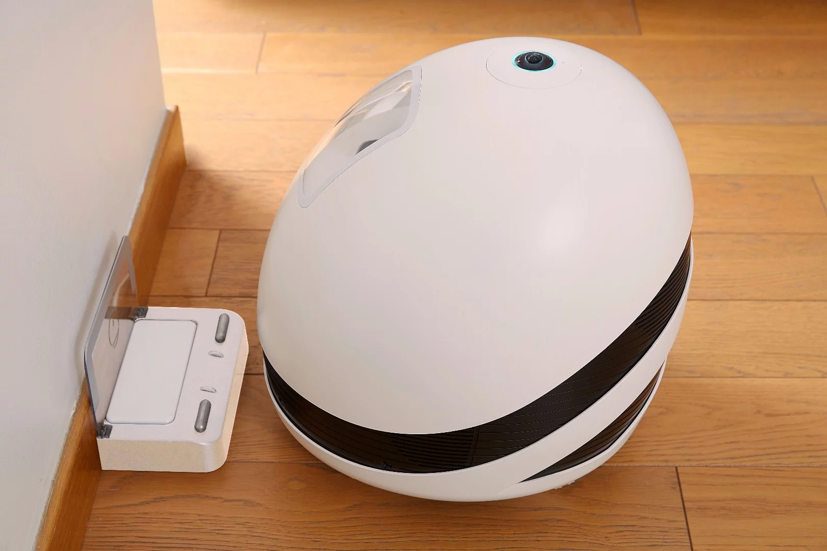 Keecker's Li-ion battery is reported good for up to 6 hours of intensive use (projecting videos, playing music and moving around, for example) before needing to return to its charging station for a juice up