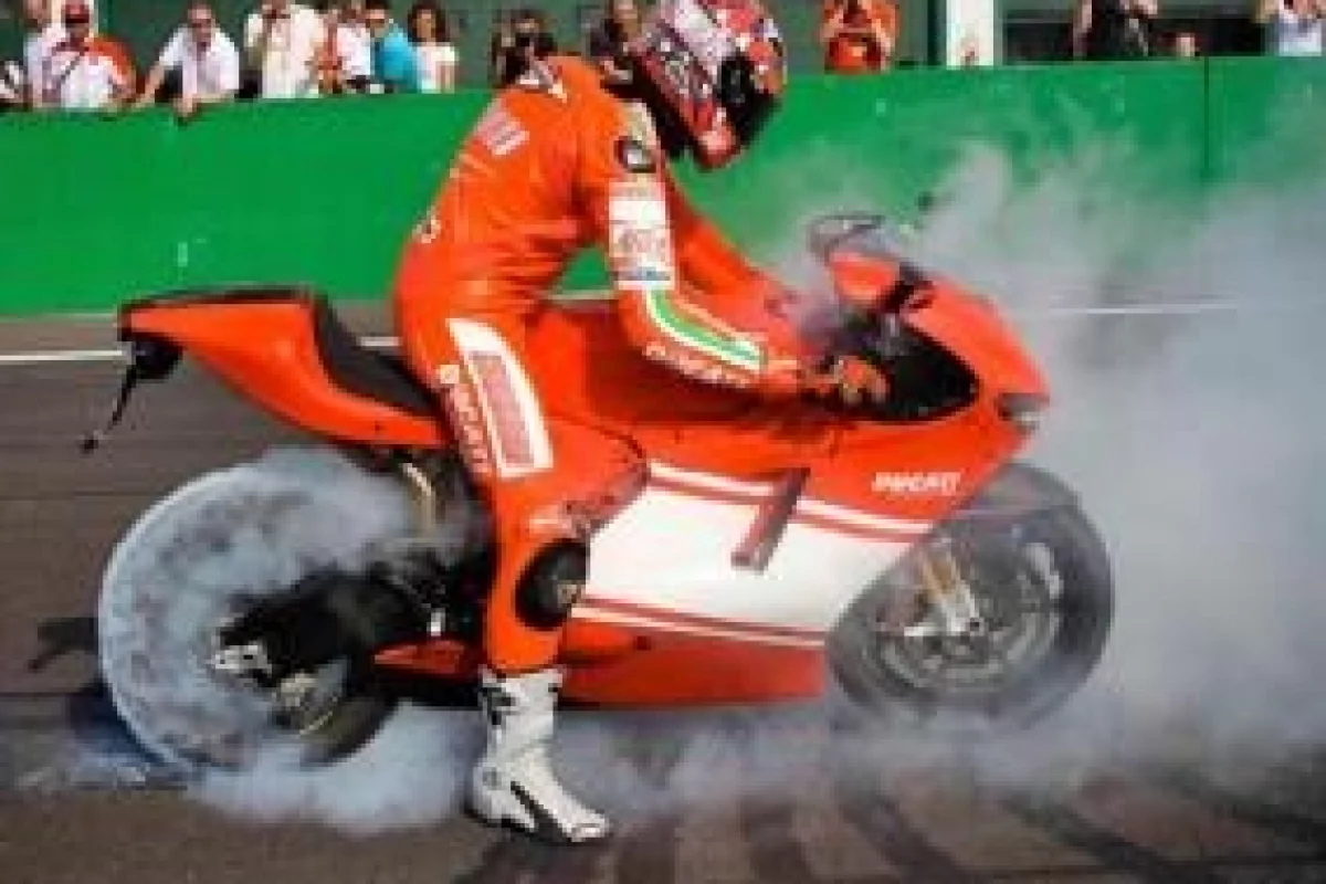 Vittoriano Guareschi taking the wraps (and some rubber) off the Desmosedici RR