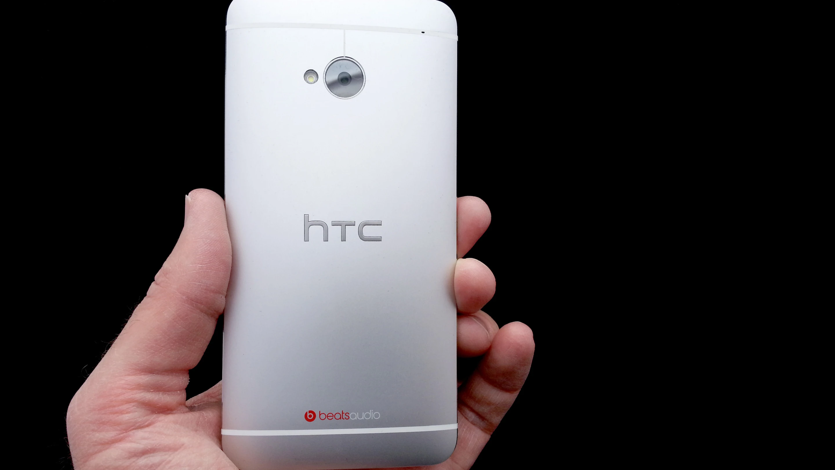 Gizmag reviews one of the top smartphones of 2013, the HTC One