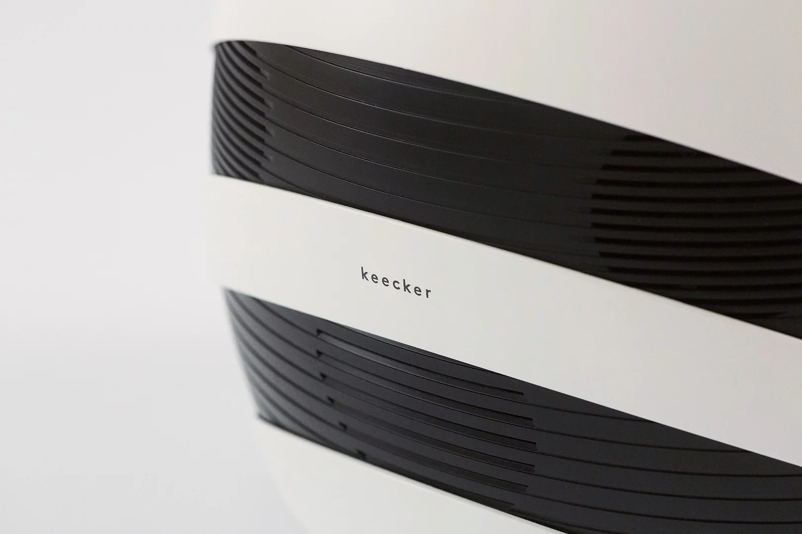 Keecker has a 4.1 surround sound audio system comprising four 10 W full range drivers and one 50 W bass thumper