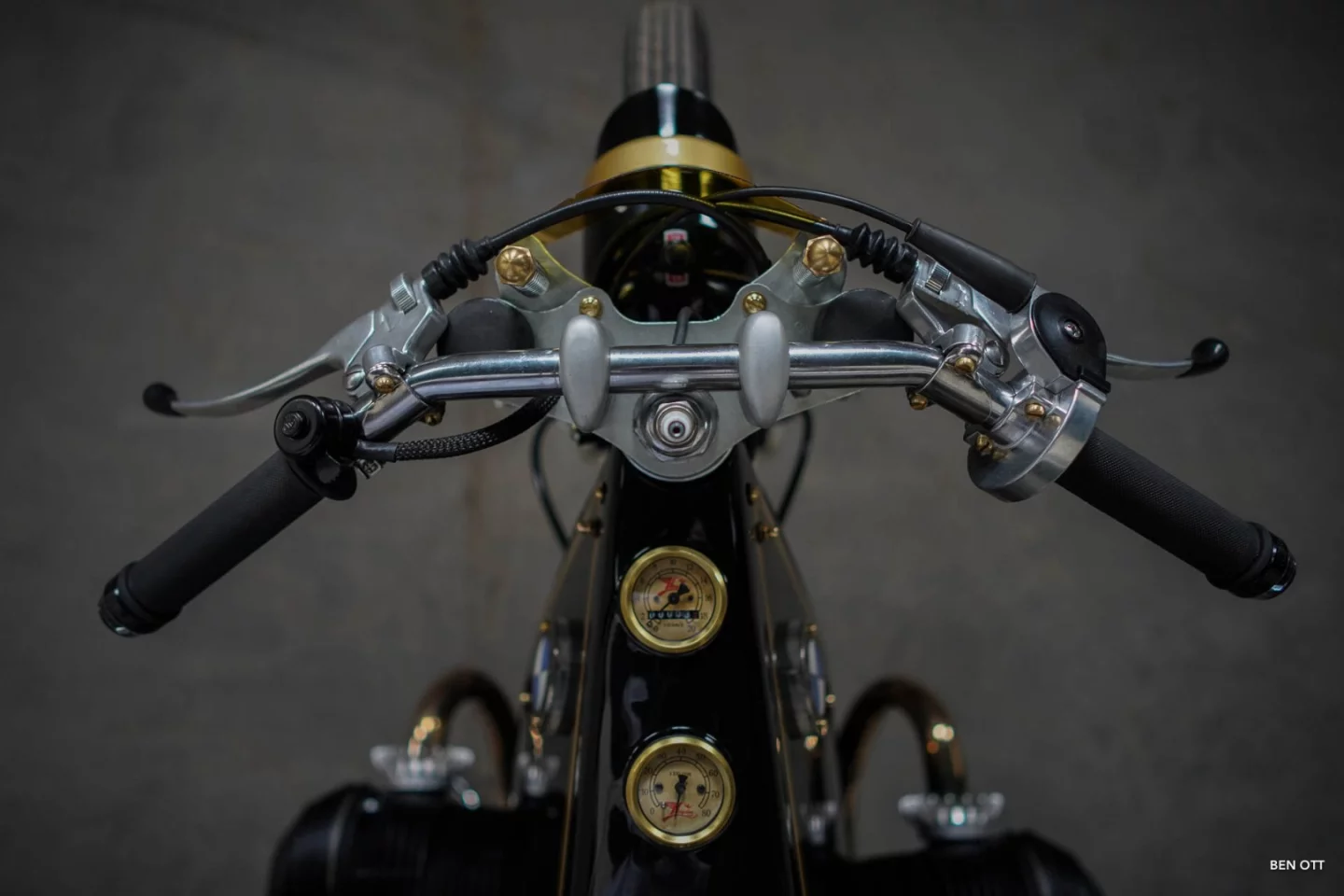 Black Phantom: handlebars and gauges