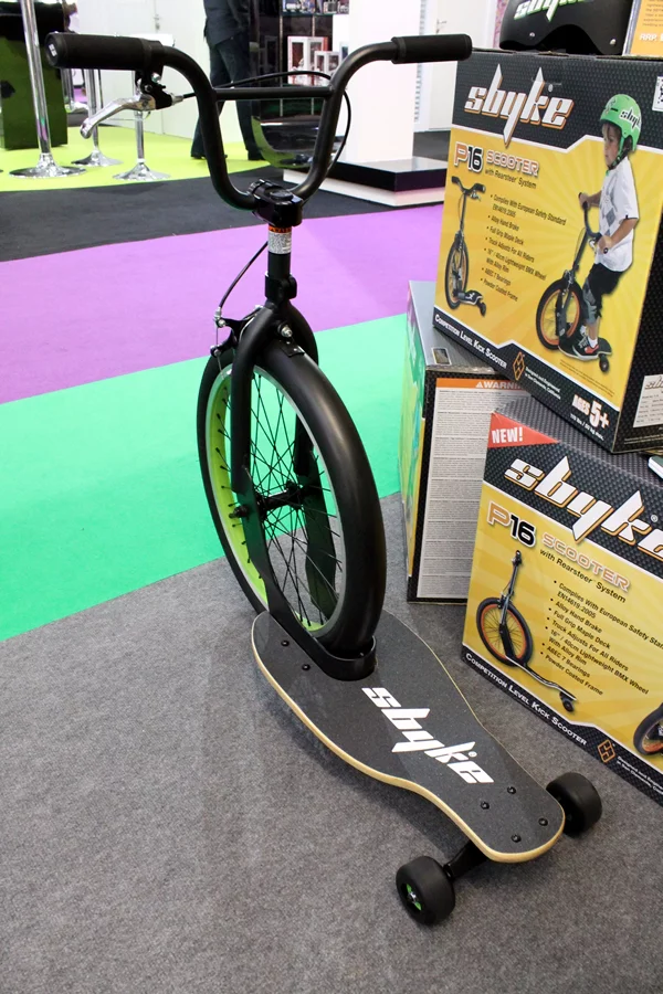 Users stand on the Sbyke and face forward like on a scooter (Photo: Stu Robarts/Gizmag)