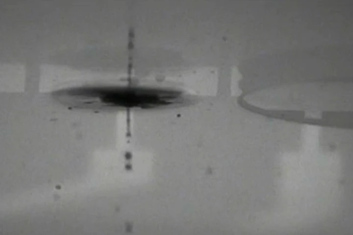 The clog-free inkjet printer nozzle uses a droplet of oil to prevent the ink from drying out