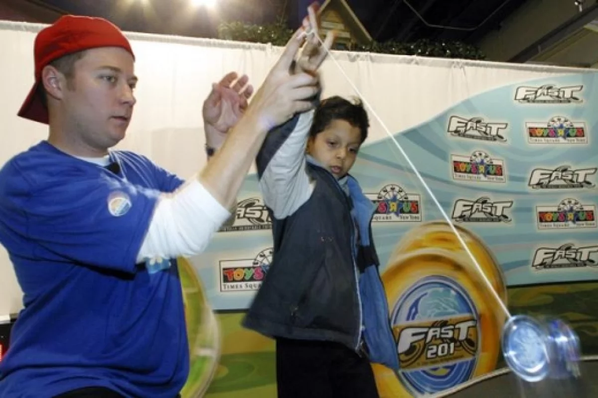 Hans "Yohans" Van Dan Elzen teaches Isaac Duuarte, 7, how to "yo." PIC: Robin Weiner