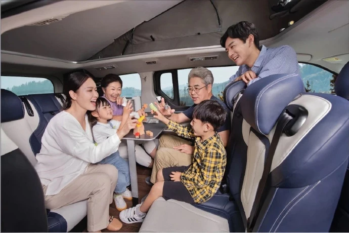 The RG20's vis-a-vis seating layout makes for an immediate camper lounge, without the need to swivel seats around