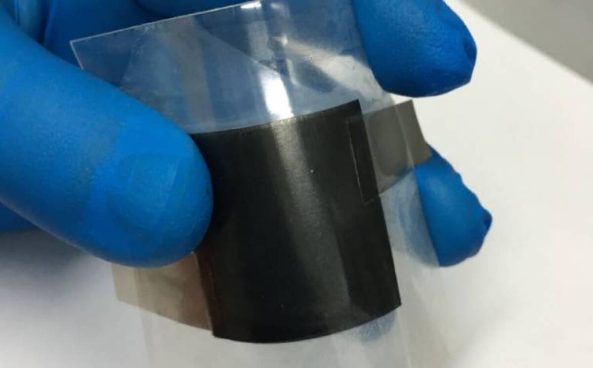 This flexible graphene supercapacitor design can store 10 times more energy than comparable existing technology