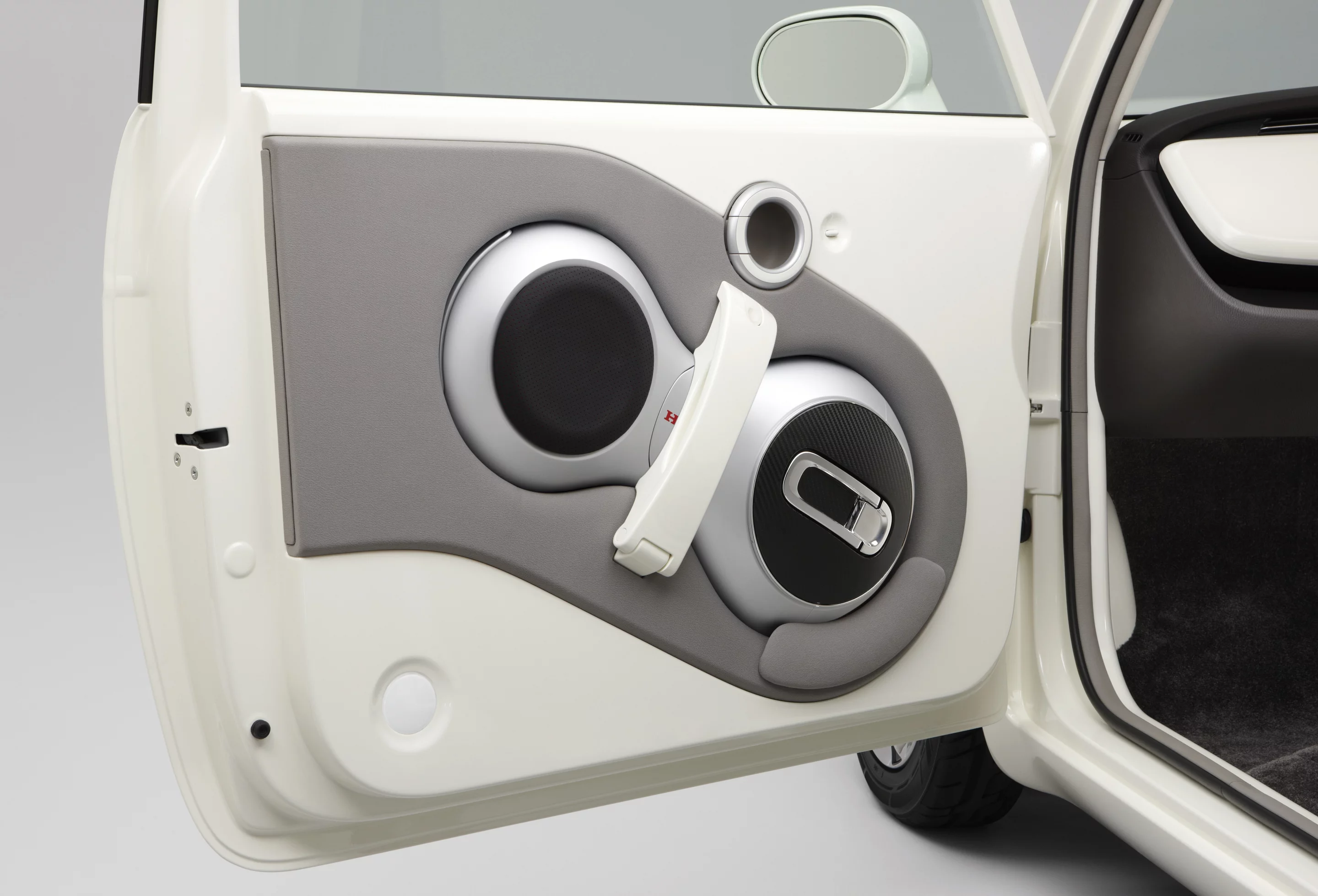 The original U3-X was perceived as not just stand-alone personal mobility, but as a vehicle-with-vehicle that could be kept charged and ready within a larger EV