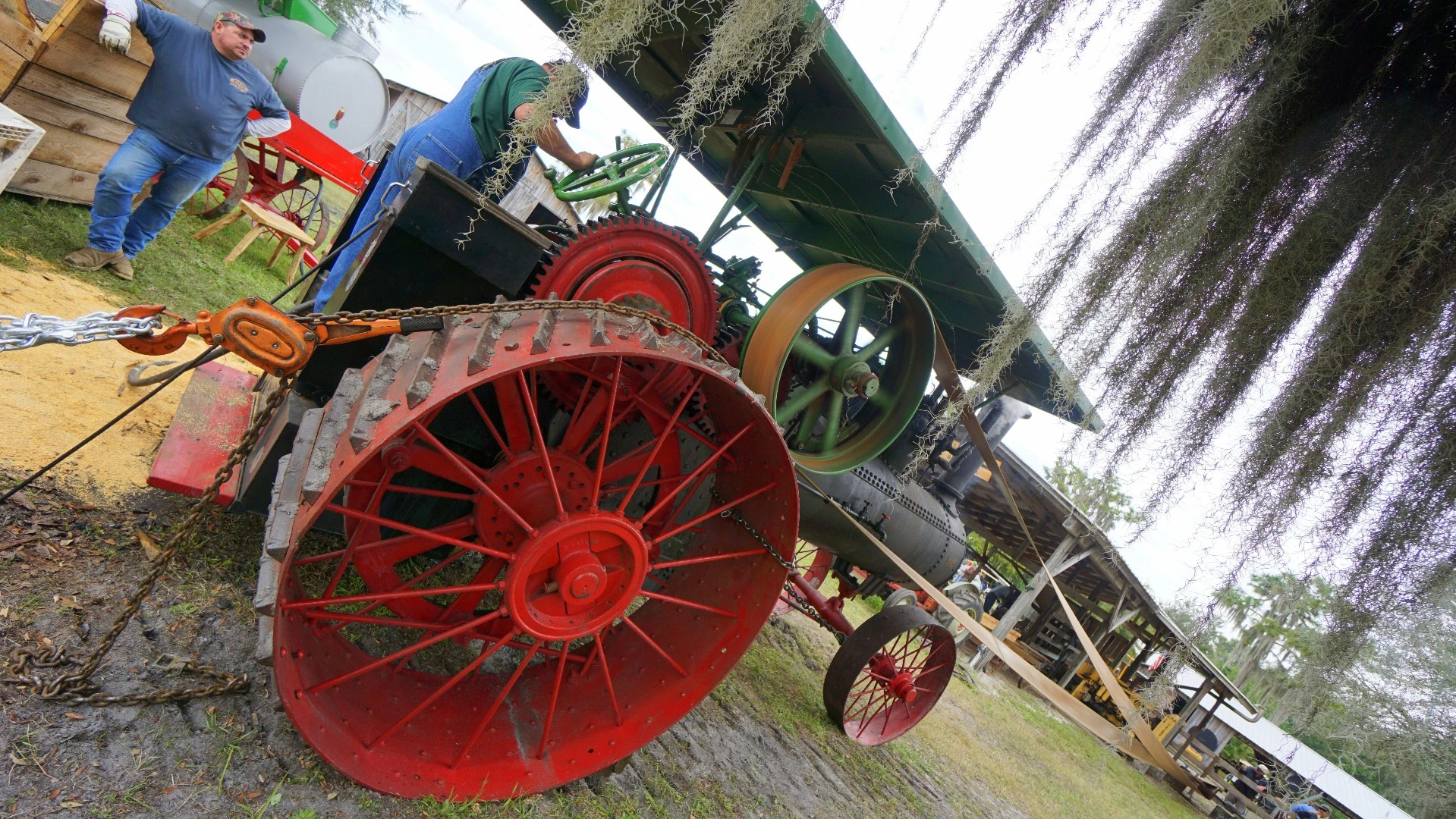 1910 Case Steam Tractor: That belt is what transfers the power to the sawmill