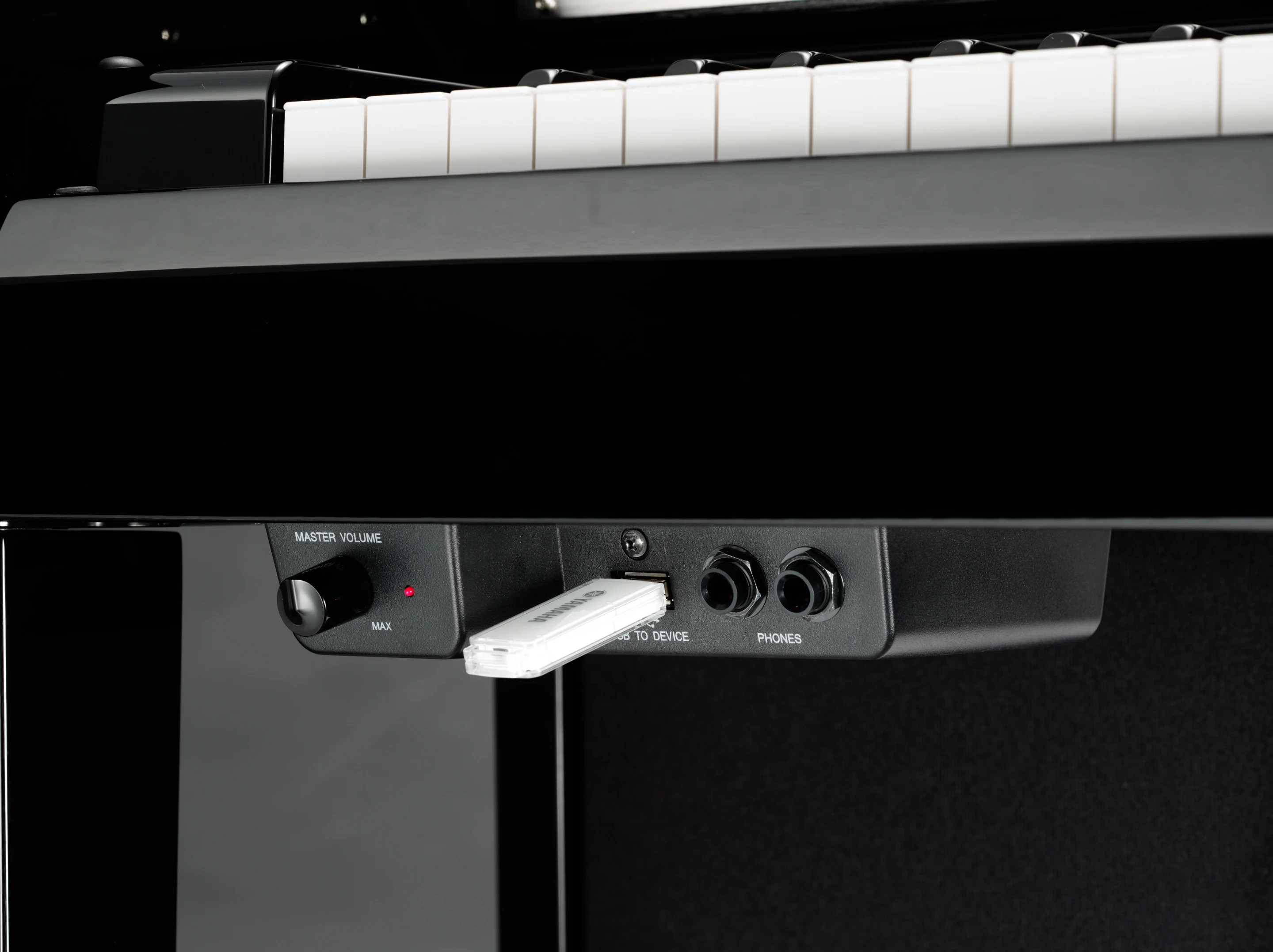 A USB audio recorder port under the keyboard that allows musicians to take their best performances with them via an optional thumbdrive