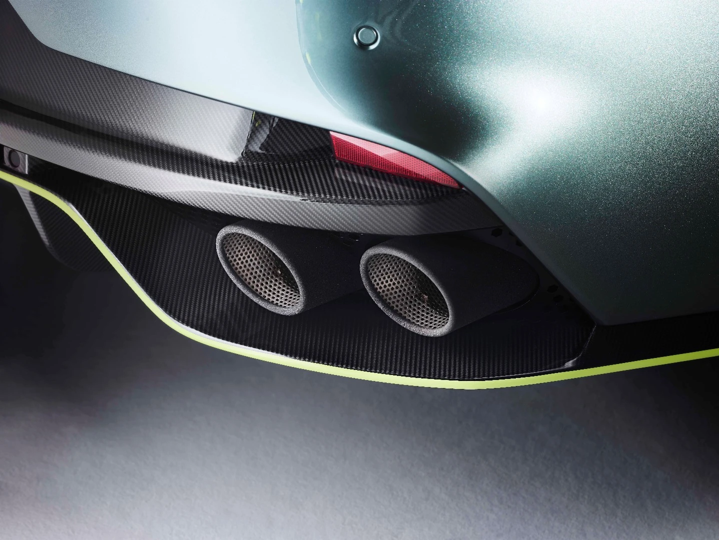 Aston Martin Rapide AMR: double exhausts and carbon diffuser